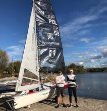 Dwójka młodych żeglarzy uczestnicząca w regatach Nautica 450